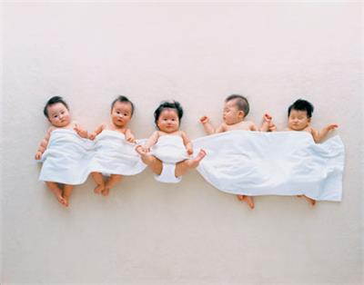 男子捡到一名弃婴,亲子鉴定显示是亲生的!
